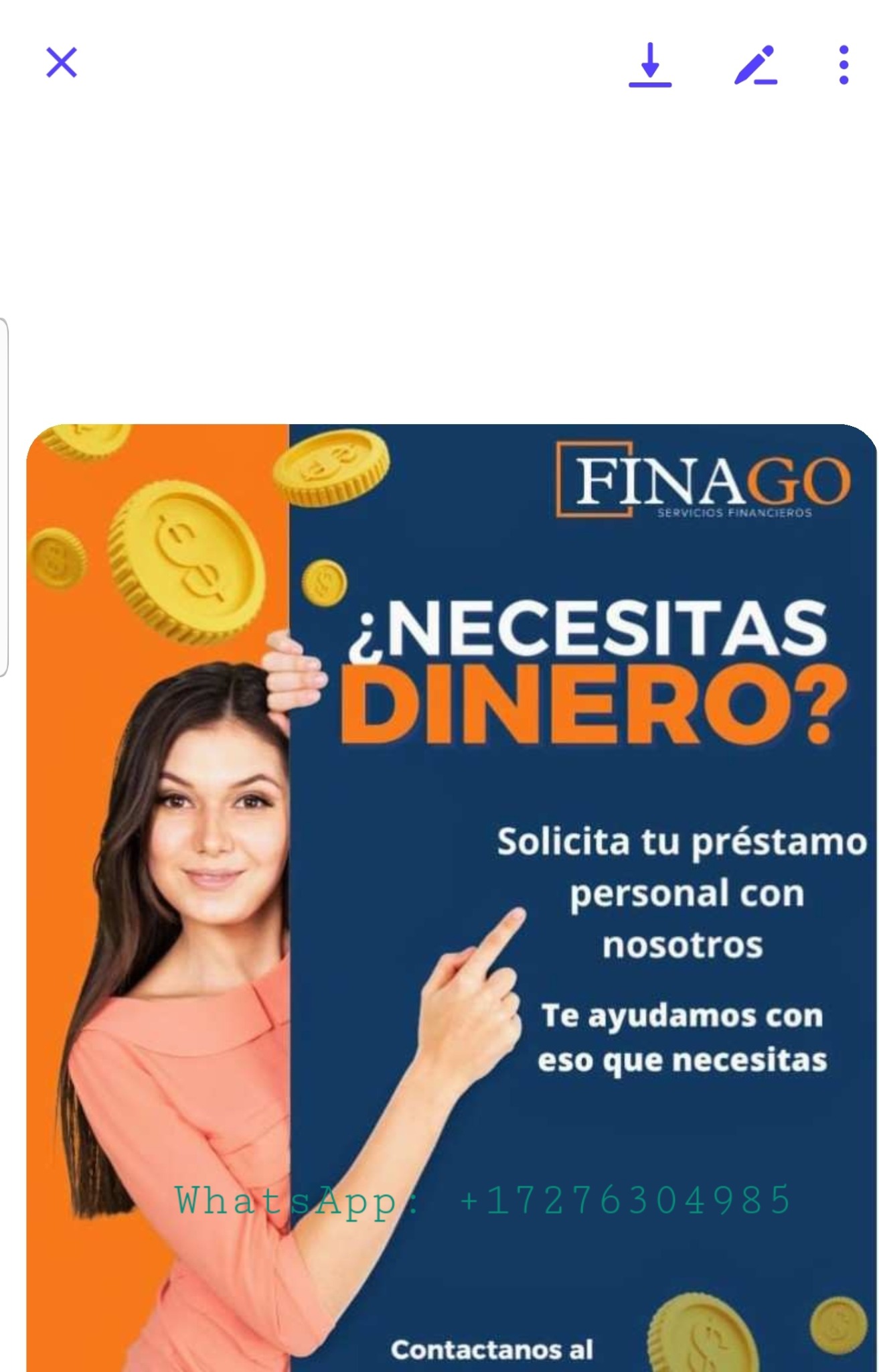 Reklama usług finansowych: uśmiechnięta kobieta częściowo zasłonięta przez niebieski baner z napisem '¿NECESITAS DINERO?', złotymi monetami w tle i danymi kontaktowymi WhatsApp.