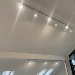 Oświetlenia pokoju szynoprzewodem. 