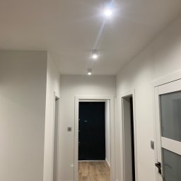 Montaż lamp korytarz 