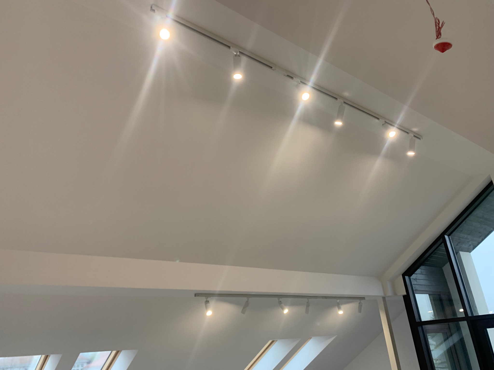 Oświetlenia pokoju szynoprzewodem.