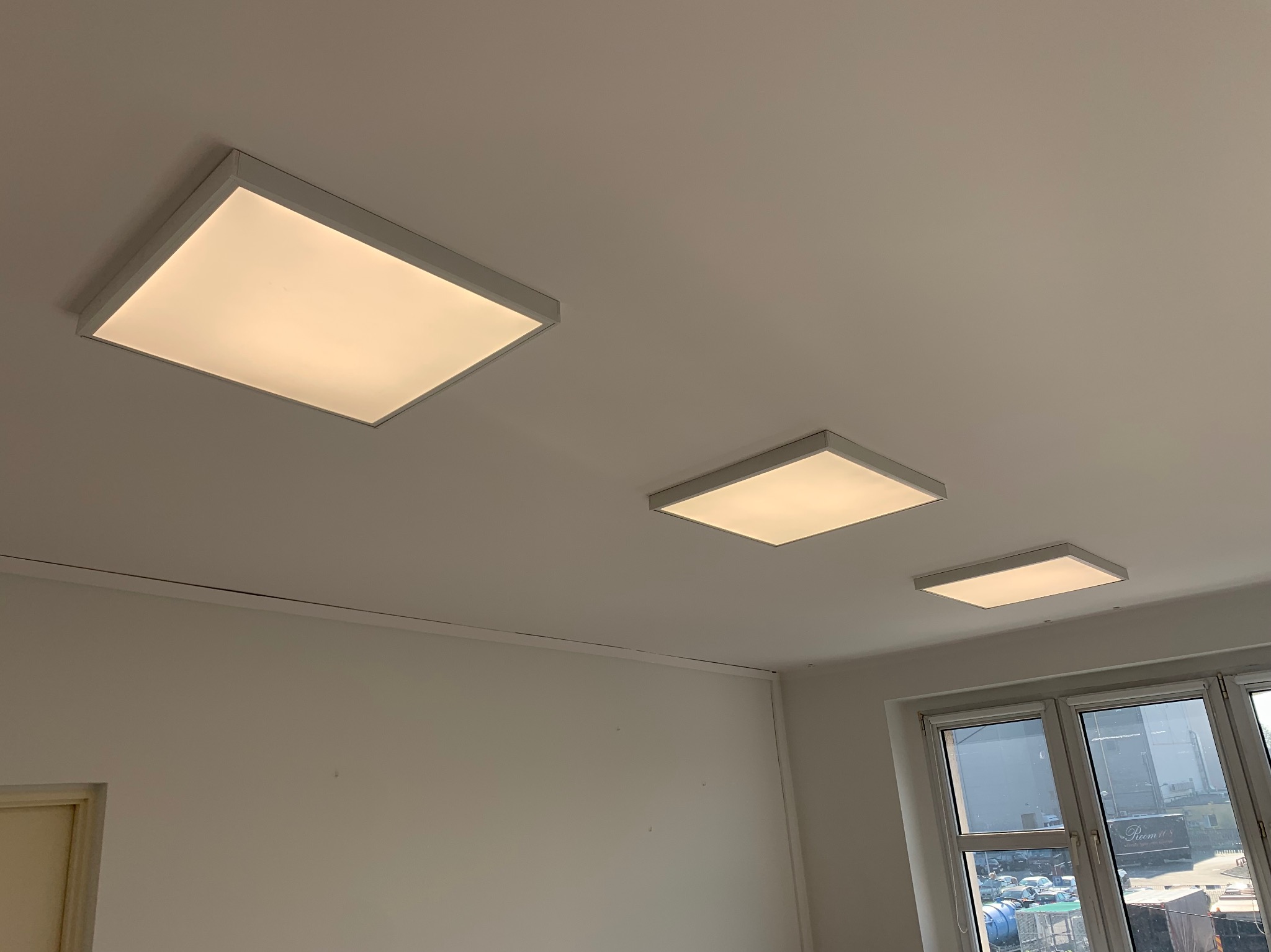 Montaż lamp w biurze