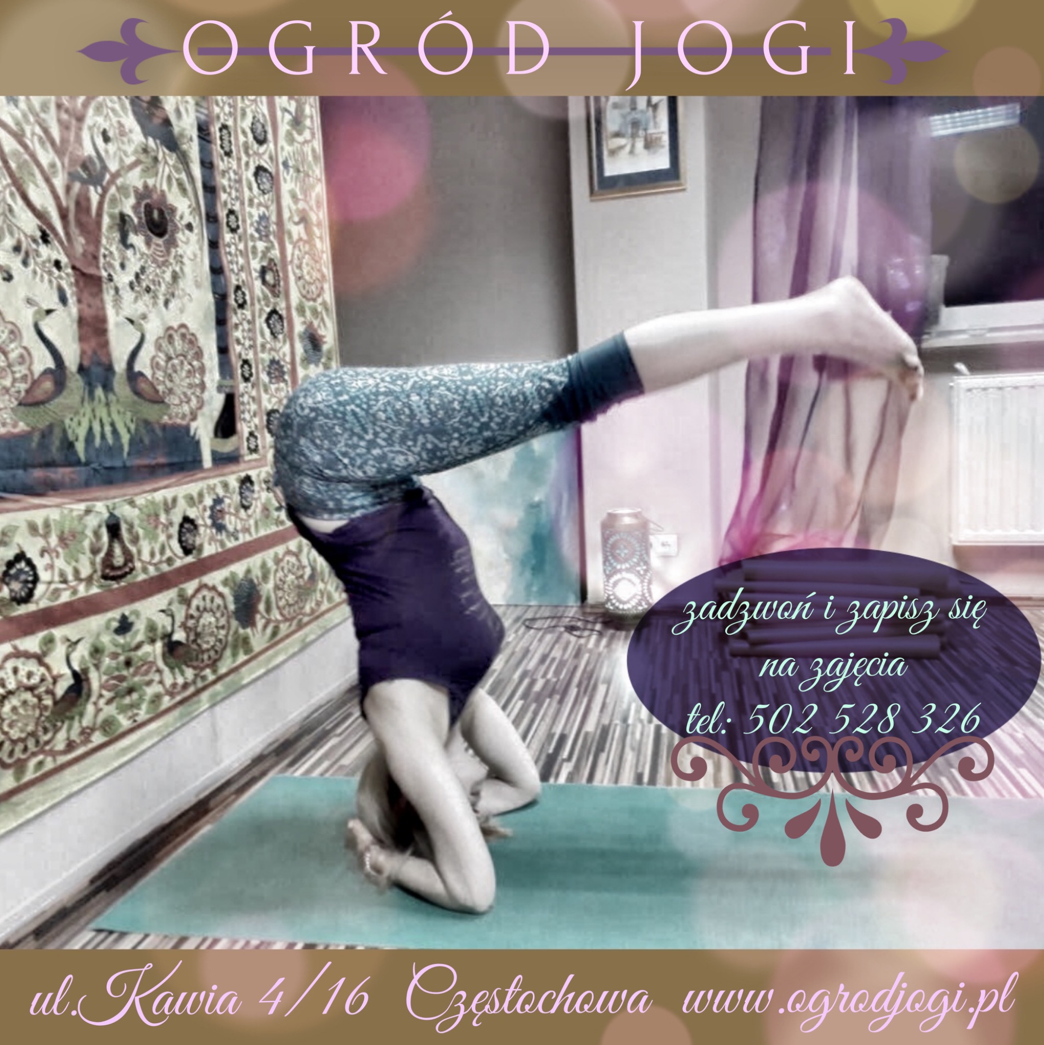 Kobieta w pozycji odwróconej na macie do ćwiczeń, w tle orientalny gobelin i dekoracyjna lampa, widać adres i numer telefonu.