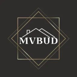 Logo firmy MVBUD z Złotokłosu przedstawiające biały zarys domu wewnątrz złotego, geometrycznego obramowania na ciemnoszarym tle.