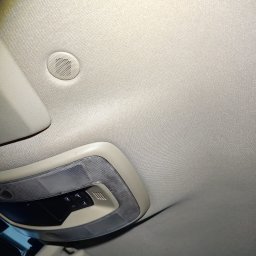 GregorDetailing - Wnętrze samochodu: beżowa podsufitka z lampką i głośnikiem, widok z dołu.