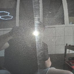 GregorDetailing - Błyszcząca, czarna powierzchnia pojazdu z widoczną, ostrą linią po polerowaniu, dzielącą obszar zarysowań od gładkiego, wypolerowanego fragmentu, z odbiciem oświetlenia w tle.