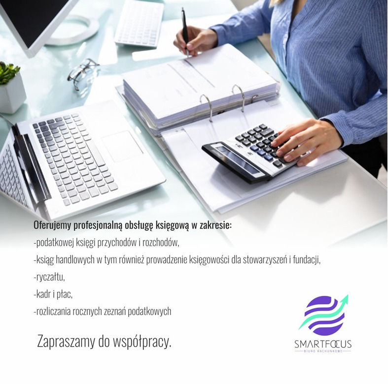 Kobieta w błękitnej koszuli oblicza coś na kalkulatorze nad stosem dokumentów, obok otwarty laptop na biurku z blatem imitującym szkło.