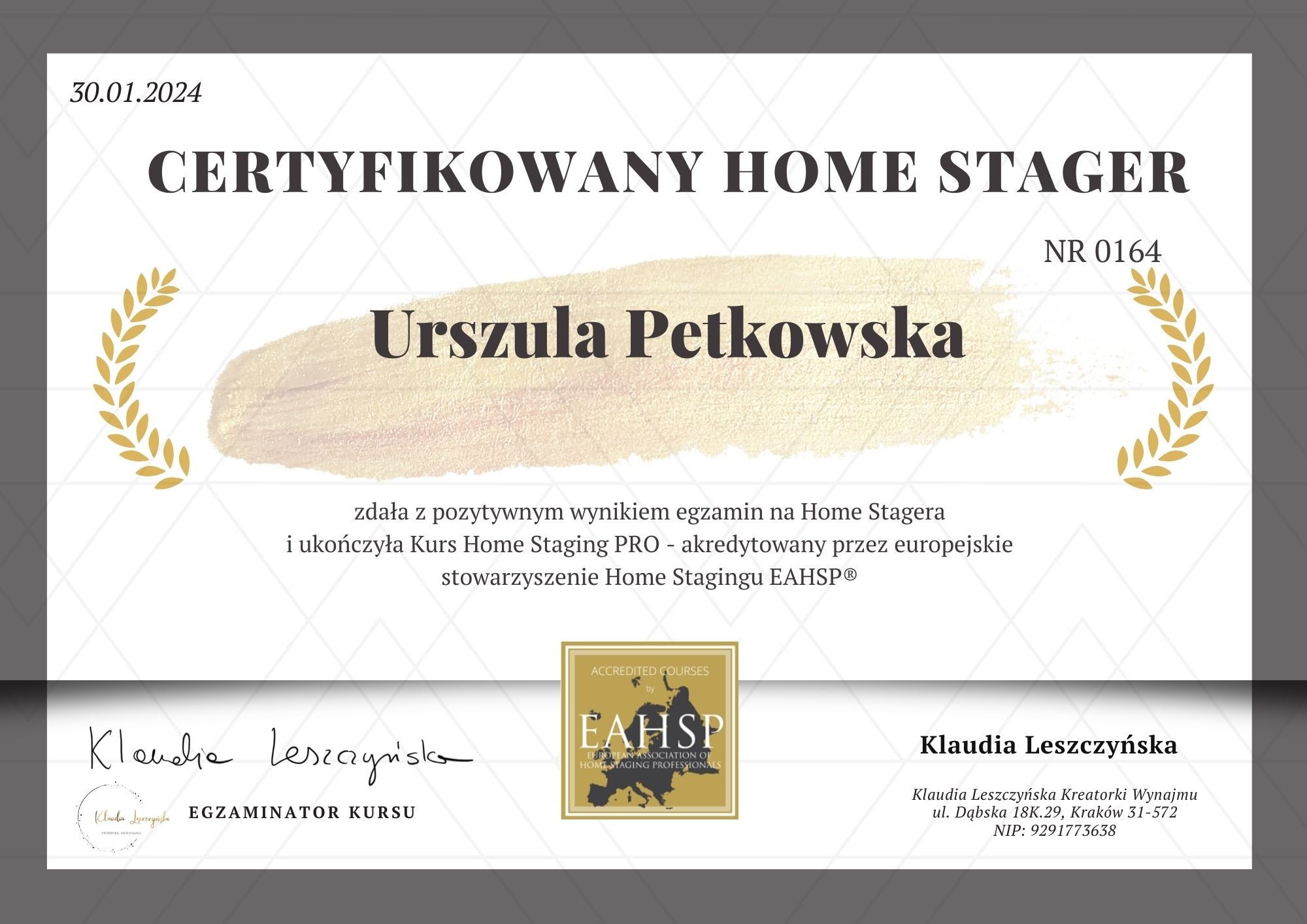 Certyfikat ukończenia kursu Home Staging PRO dla Urszuli Petkowskiej, akredytowany przez EAHSP, z datą 30.01.2024 oraz podpisem egzaminatora kursu, Klaudii Leszczyńskiej.
