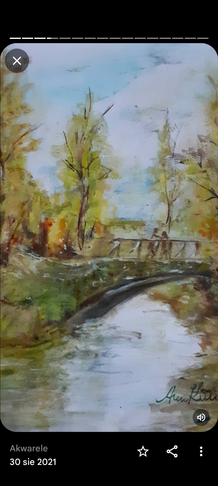 Pejzaż akwarelowy przedstawiający mostek nad rzeką, otoczony jesiennymi drzewami, z dwiema postaciami spacerującymi po moście.