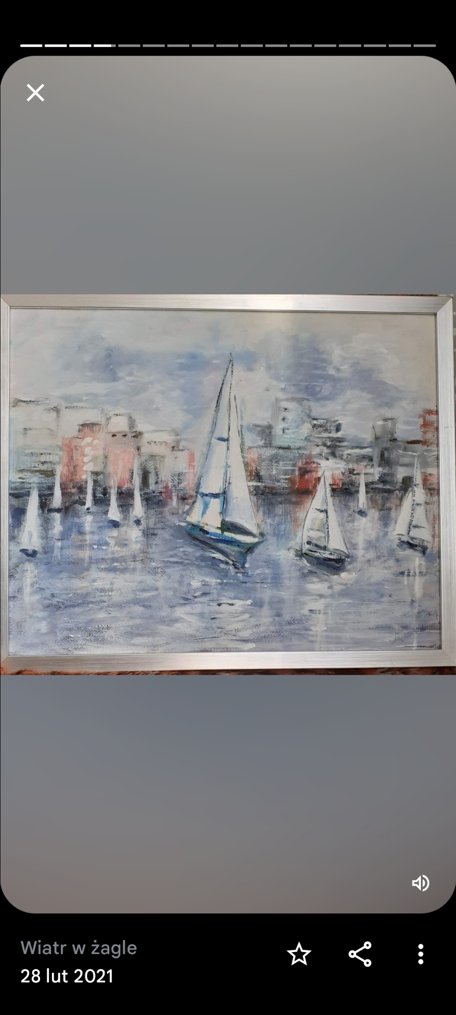 Obraz olejny w srebrnej ramie przedstawiający żaglówki na tle zabudowy miejskiej, utrzymany w stonowanej, chłodnej kolorystyce.
