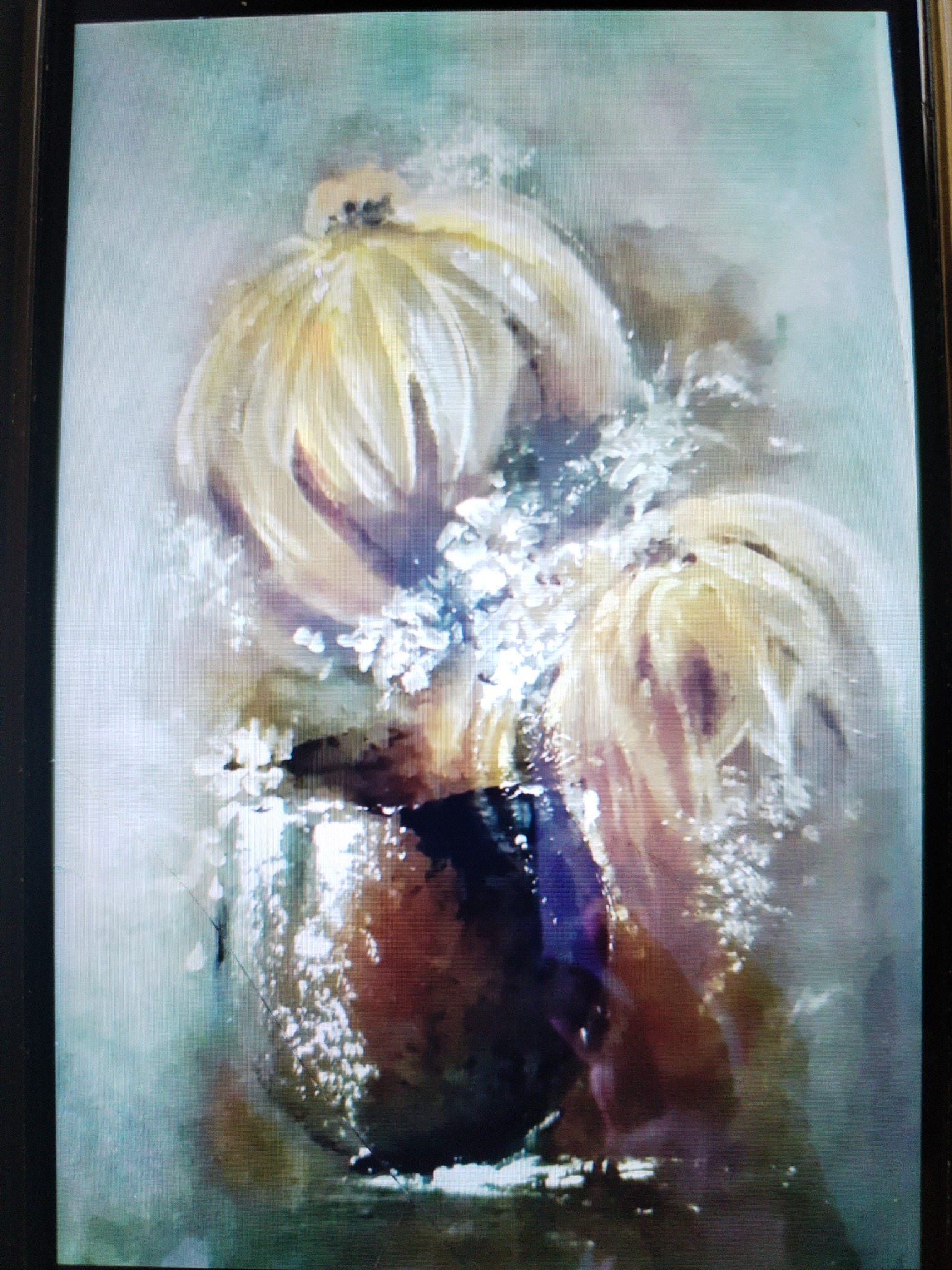 Abstrakcyjne przedstawienie kwiatów w wazonie, wykonane techniką akwareli z rozmytymi konturami i pastelową kolorystyką.