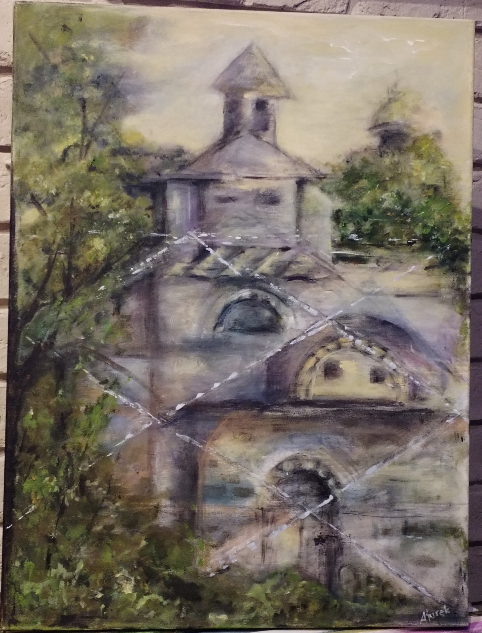 Obraz olejny przedstawiający starą architekturę sakralną z wieżą i kopułą, otoczoną zielenią, z efektem postarzania i białymi liniami na pierwszym planie, sygnowany w prawym dolnym rogu.