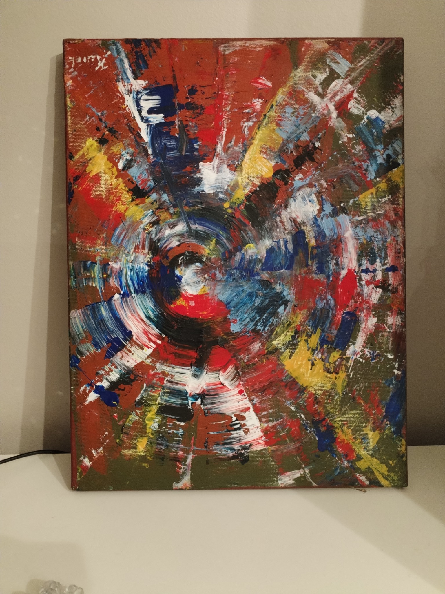 Abstrakcyjny obraz olejny z dominującymi kolorami czerwonym, niebieskim, żółtym i białym, z efektem promieniście rozchodzących się pociągnięć pędzla, sygnowany w lewym górnym rogu.