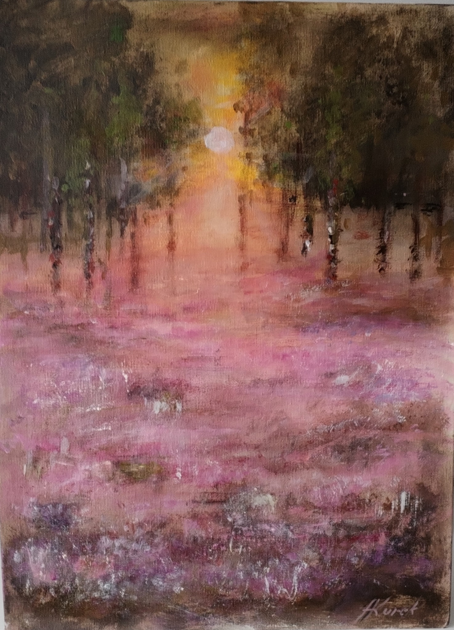 Abstrakcyjny obraz przedstawiający pejzaż z drzewami i polem kwiatów w odcieniach różu i brązu, z jasnym punktem światła w tle, podpisany w prawym dolnym rogu.