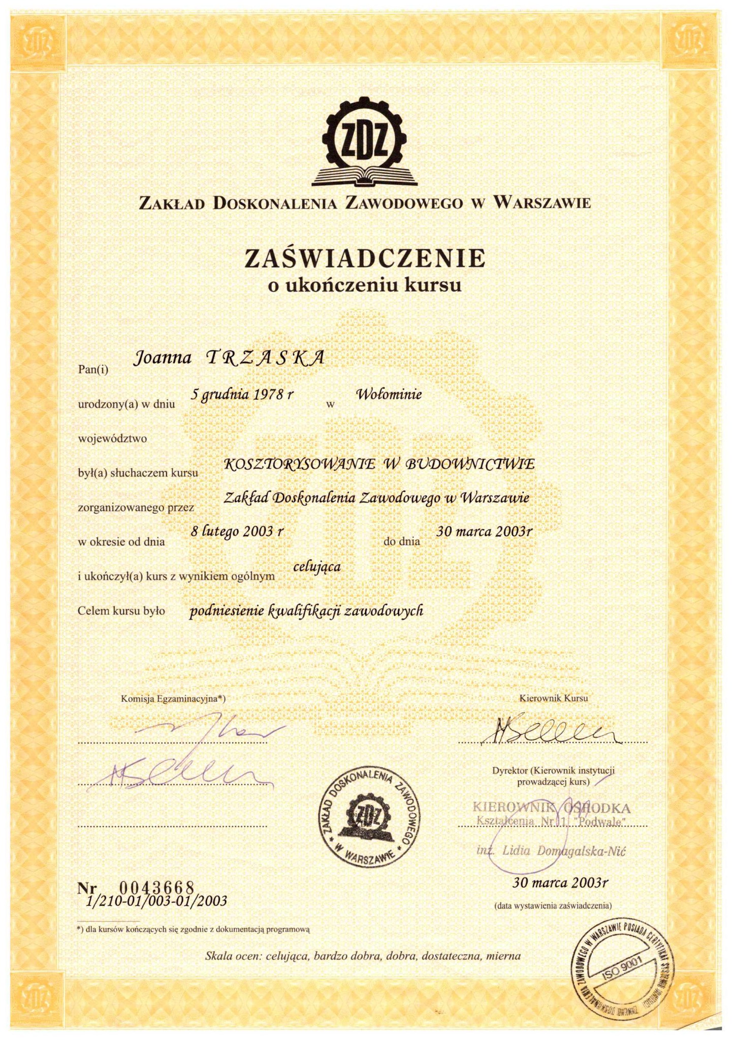 Skan zaświadczenia o ukończeniu kursu 'Kosztorysowanie w Budownictwie' w Zakładzie Doskonalenia Zawodowego w Warszawie, wystawionego dla Joanny Trzaski z wynikiem celującym, datowane na 30 marca 2003.