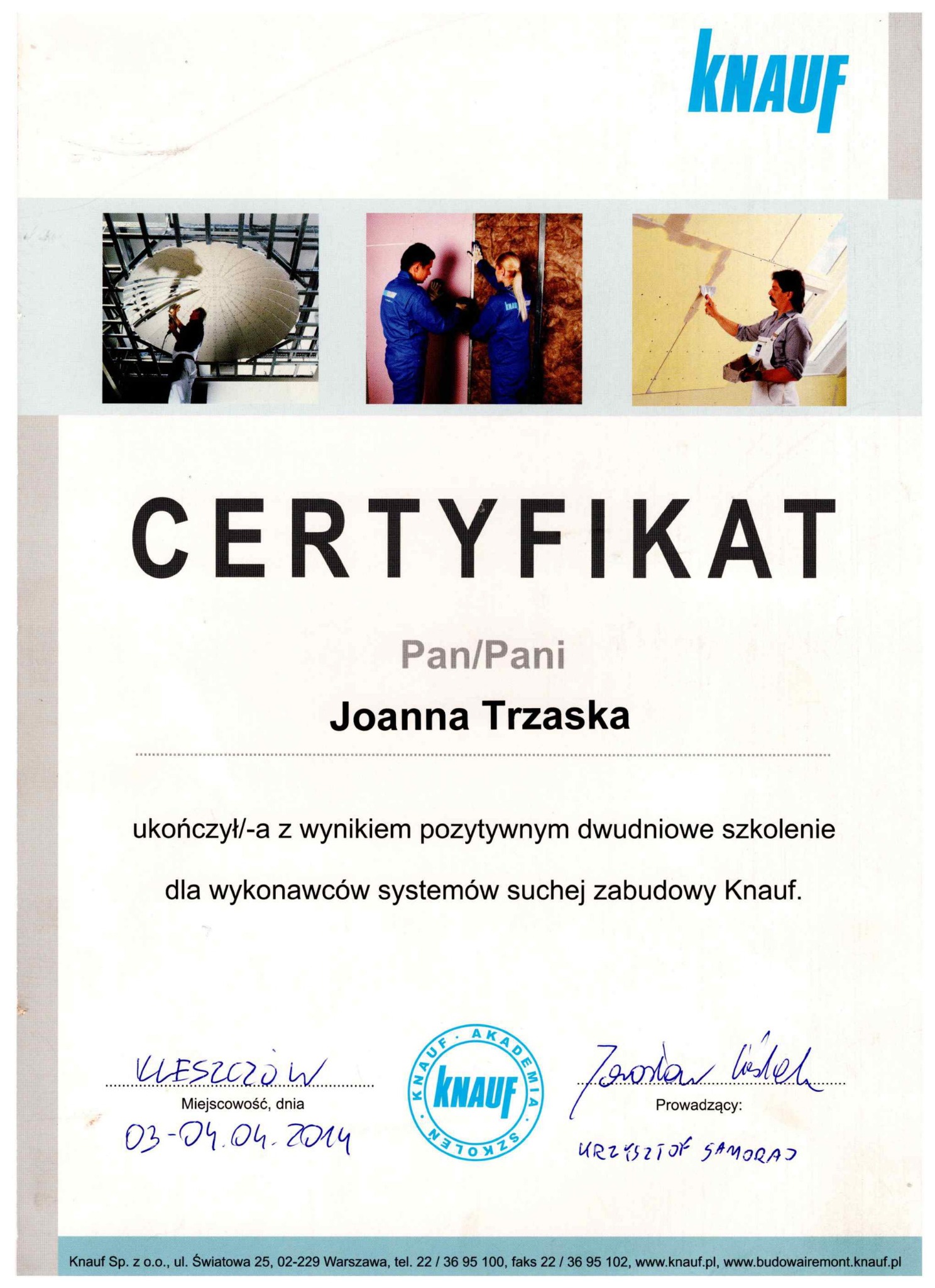 Certyfikat ukończenia szkolenia dla wykonawców systemów suchej zabudowy Knauf, z trzema małymi zdjęciami przedstawiającymi montaż sufitu podwieszanego, ocieplanie ścian i szpachlowanie ściany.