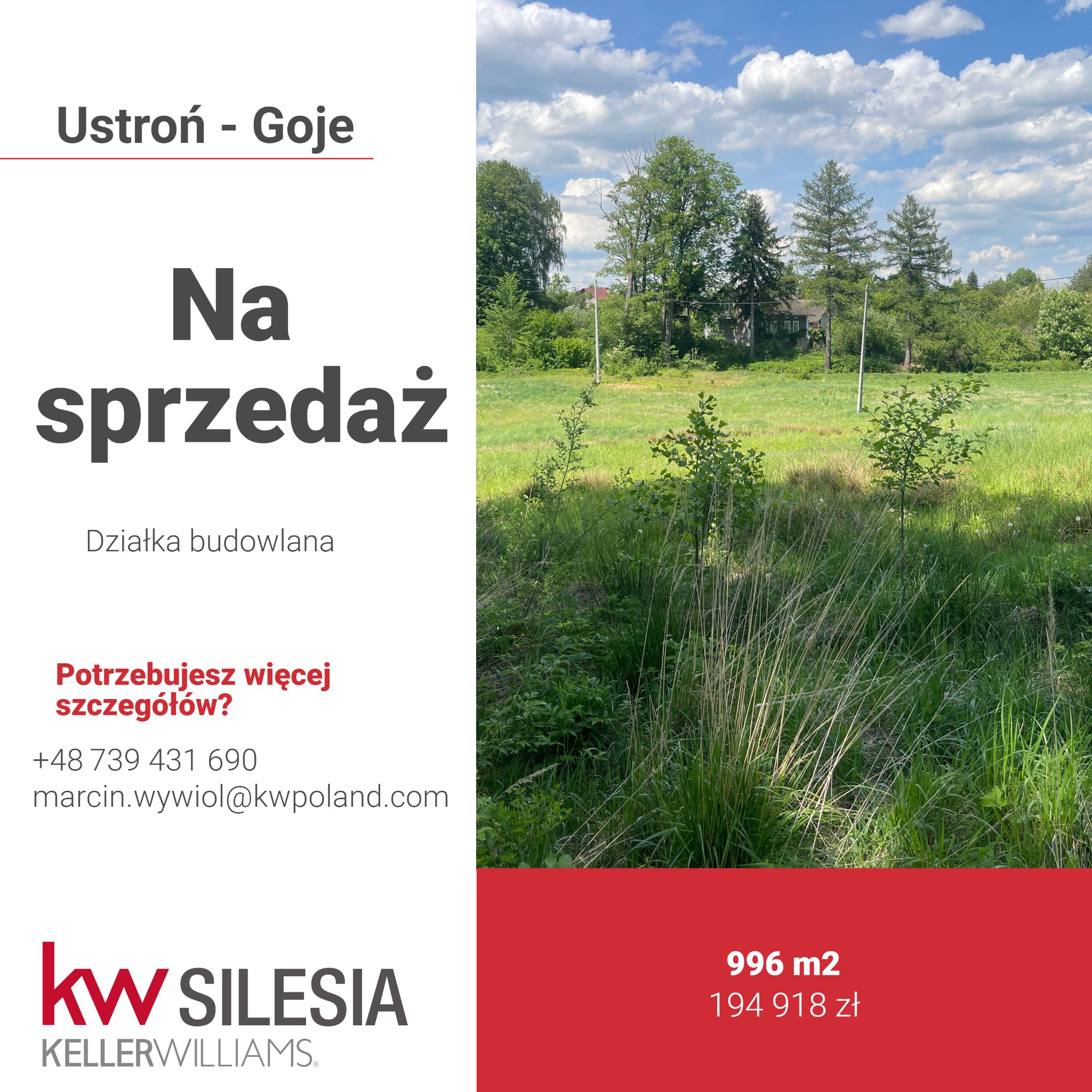 Działka budowlana o powierzchni 996 m2 w Ustroniu-Goje, widok na zarośnięty teren z młodymi drzewkami i zabudowaniami w tle pod błękitnym niebem z białymi chmurami.