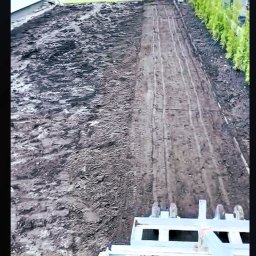 OGRÓD MISJA - niwelacja ręczna terenu tuż przed położeniem trawy z rolki