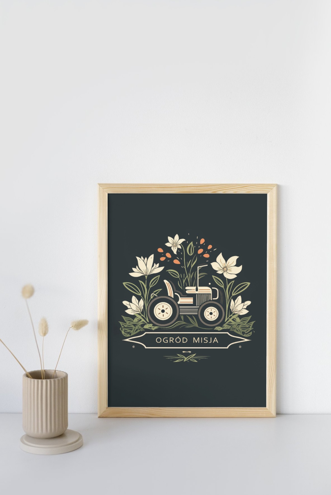 Ilustracja w ramce przedstawiająca stylizowany traktor otoczony kwiatami i zielenią, z napisem 'OGRÓD MISJA' na ciemnym tle, obok wazon z suszonymi roślinami.