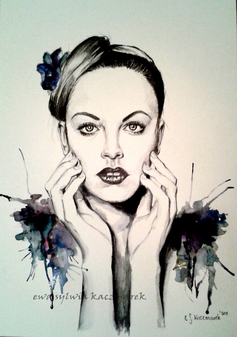 Czarno-biały portret kobiety z kwiatem we włosach, wykonany akwarelą z efektownymi rozpryskami farby w odcieniach fioletu i czerni.