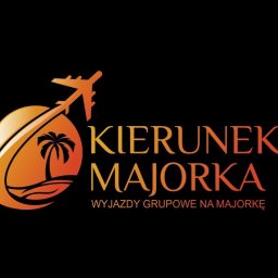 Apollo Studio - Graficzne logo z motywem podróży: samolot nad palmą na tle zachodzącego słońca, z napisem 'Kierunek Majorka - wyjazdy grupowe na Majorkę' w odcieniach pomarańczy na czarnym tle.