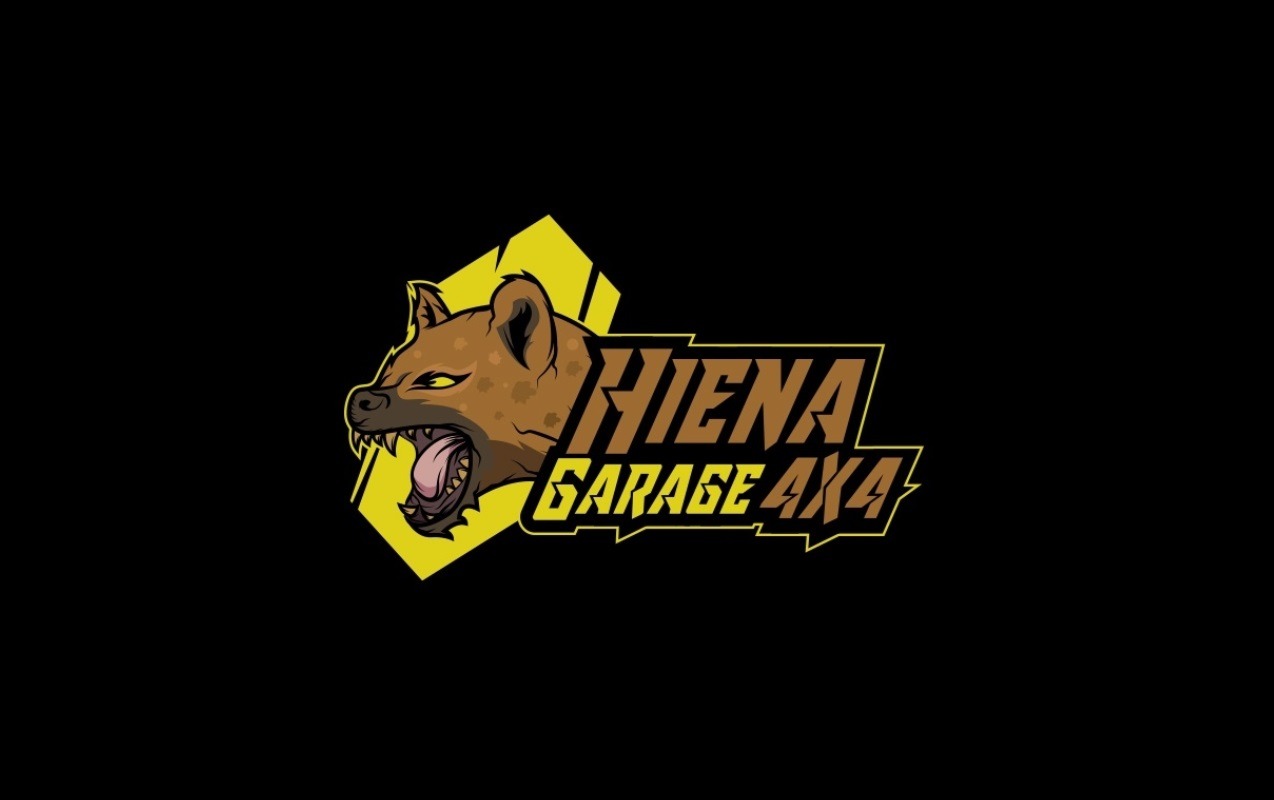 Grafika z wściekłą hieną i napisem 'HIENA GARAGE 4X4' na czarnym tle z żółtymi akcentami.