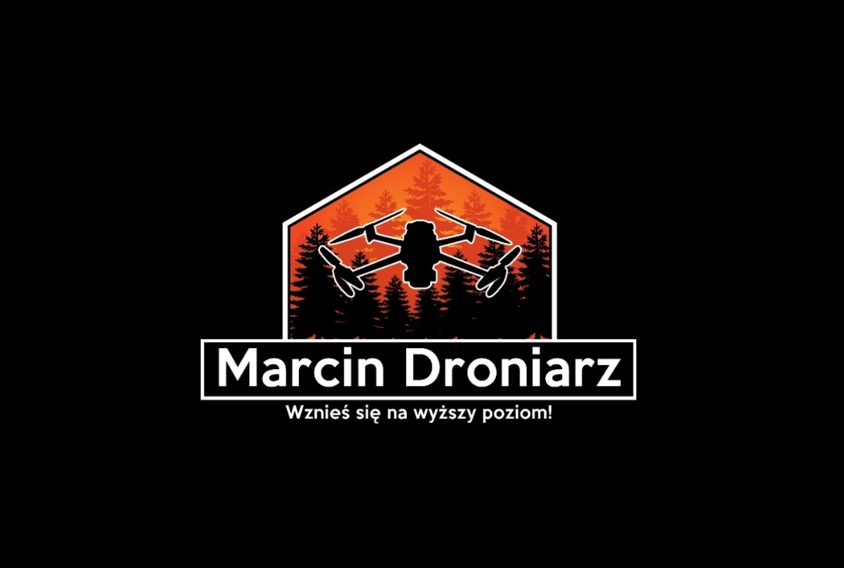 Logo firmy Marcin Droniarz z sylwetką drona na tle lasu iglastego i hasłem 'Wznieś się na wyższy poziom!'