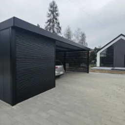 Wiata HOGAN z pomieszczeniem i bramą roletową.