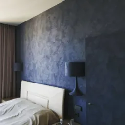 Sypialnia z ciemnoniebieską ścianą pokrytą dekoracyjną fakturą przypominającą chmury, kremowe wezgłowie ł&oacute;żka i dopasowane zasłony w oknie.