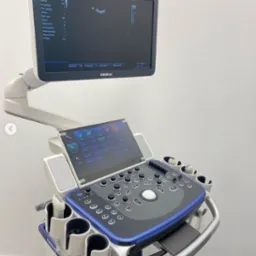 Aparat USG Mindray Vetus 7 w gabinecie weterynaryjnym w Golub-Dobrzyniu, z widocznym ekranem i panelem sterowania.