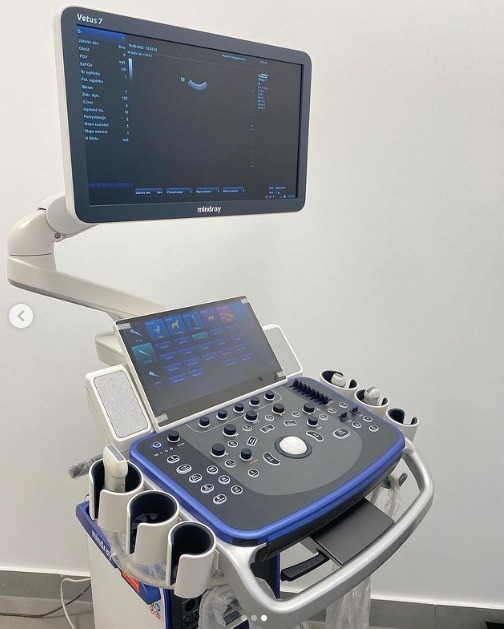 Aparat USG Mindray Vetus 7 w gabinecie weterynaryjnym w Golub-Dobrzyniu, z widocznym ekranem i panelem sterowania.