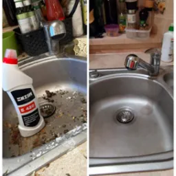 Zestawienie: Zlewozmywak kuchenny przed i po czyszczeniu, widoczny środek czyszczący Enzim E420, uporządkowane butelki i przyprawy w tle.