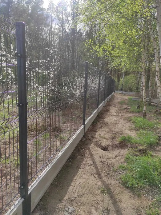 Typowy płot panelowy montowany przez naszą firmę.