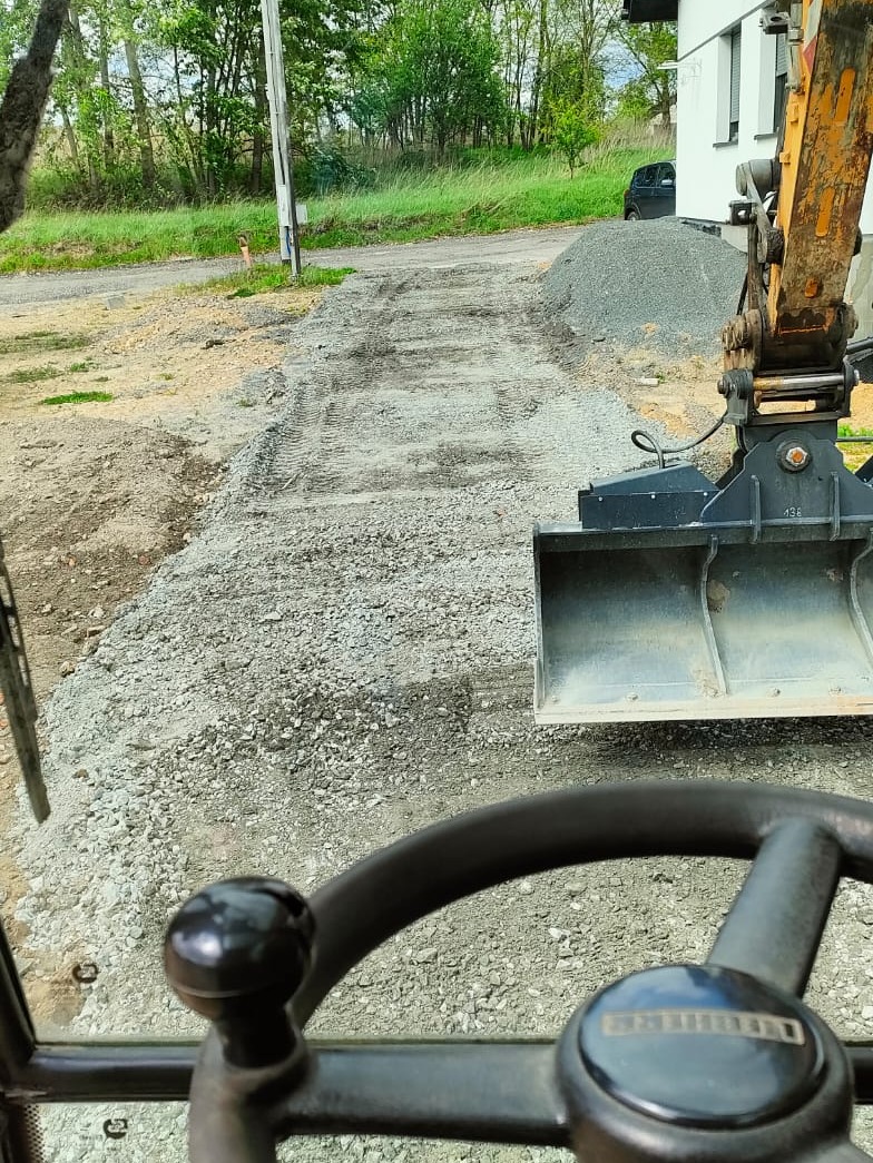 Korytowanie wjazdu oraz utwardzenie