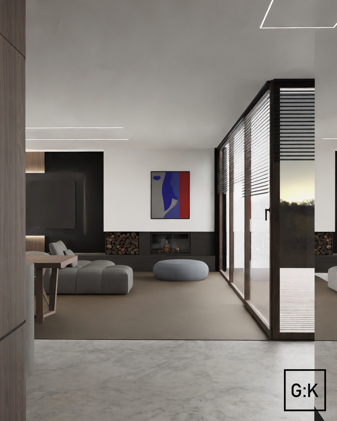 Nowoczesny salon z szarą sofą modułową, okrągłym pufem, kominkiem z drewnem i abstrakcyjnym obrazem na ścianie. Duże przesuwne okna z żaluzjami wpuszczają naturalne światło.