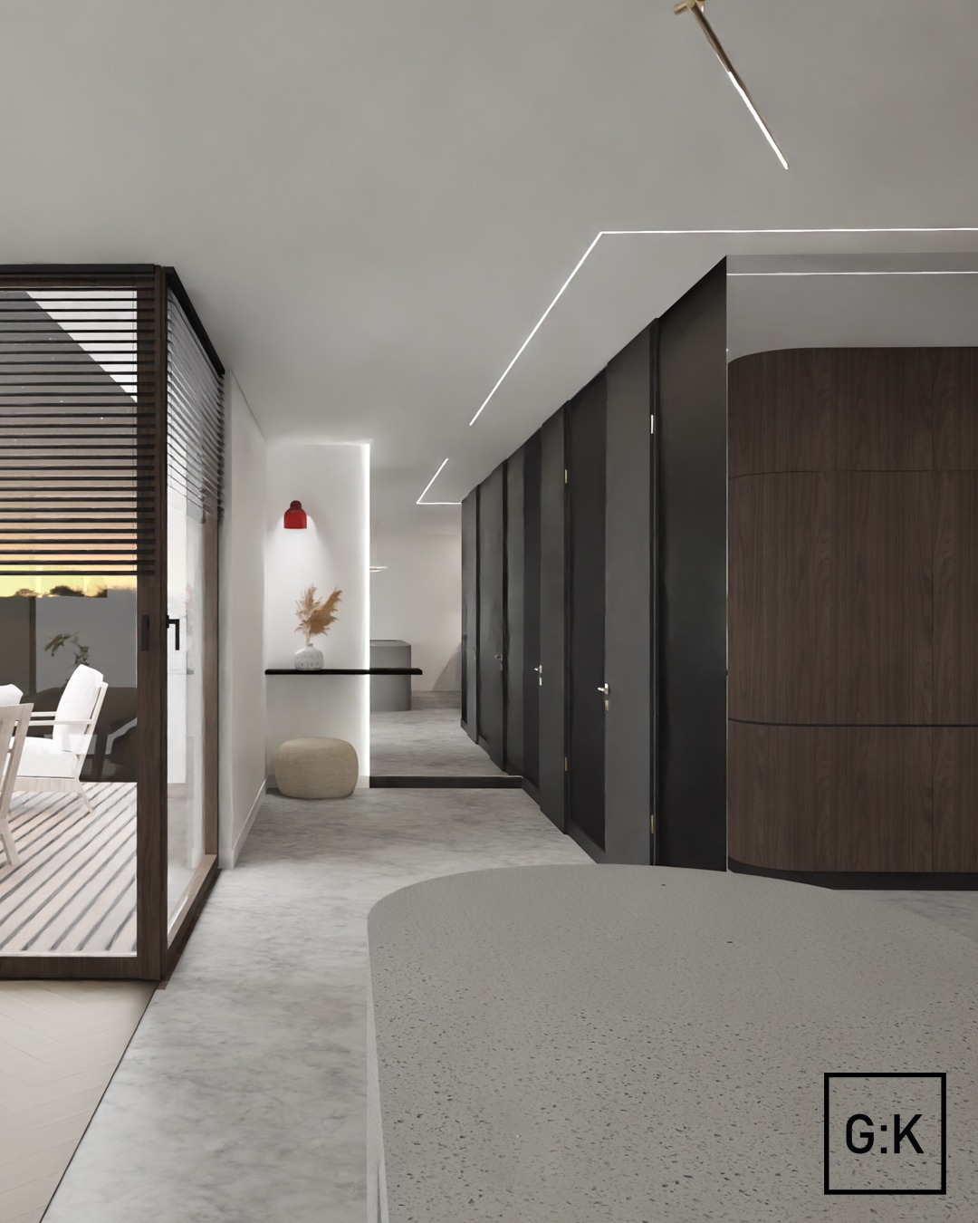 Wnętrze mieszkania w stylu minimalistycznym: korytarz z szarym betonem, oświetleniem LED, ciemnymi drzwiami i widokiem na jadalnię zza drewnianych żaluzji.