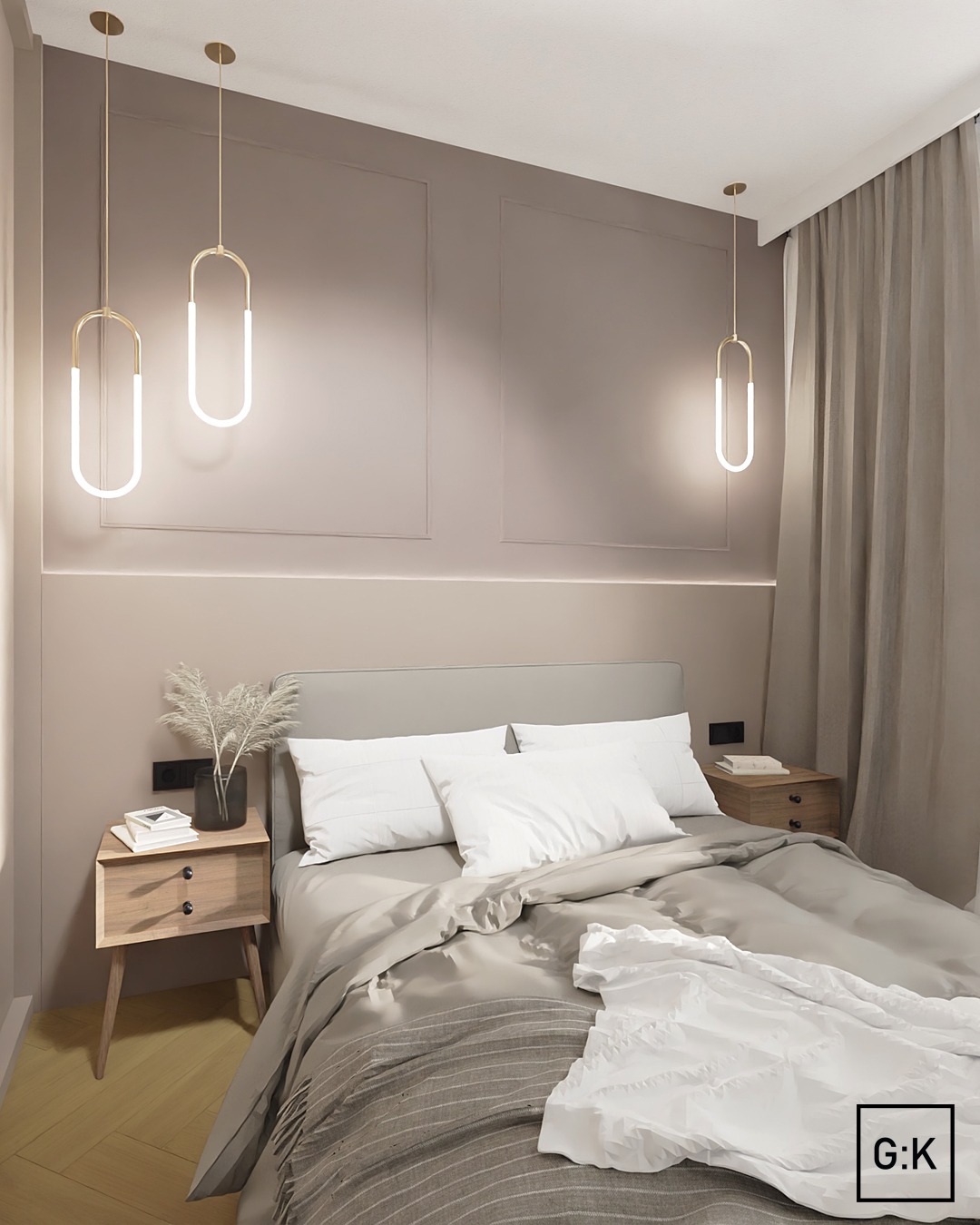 Sypialnia w stonowanych beżach z drewnianymi szafkami nocnymi i wiszącymi lampami o minimalistycznym kształcie, dekorowana suchymi trawami w czarnym wazonie.