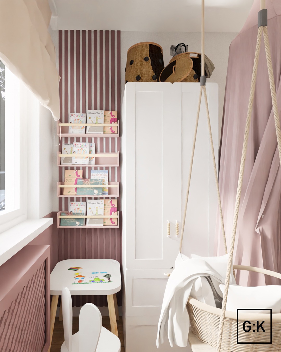 Pokój dziecięcy w odcieniach różu i bieli: wisząca huśtawka, biała szafa z koszami na górze, różowe półki z książkami, biały stolik z rysunkami i krzesło z uszami królika.