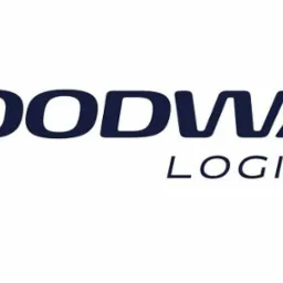 Kompozycja z logo Goodway Logistics, prezentująca furgonetkę na tle górskiego krajobrazu i ciężarówkę na tle zachodzącego słońca.