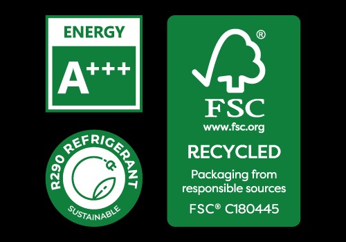 Etykiety: A+++ klasa energetyczna, R290 refrigerant - sustainable oraz FSC recycled packaging, na czarnym tle.