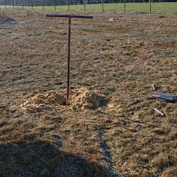 Otwór wiertniczy w trakcie wykonywania wraz z urobkiem.