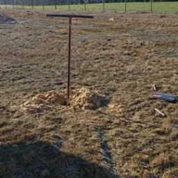 Otwór wiertniczy w trakcie wykonywania wraz z urobkiem.