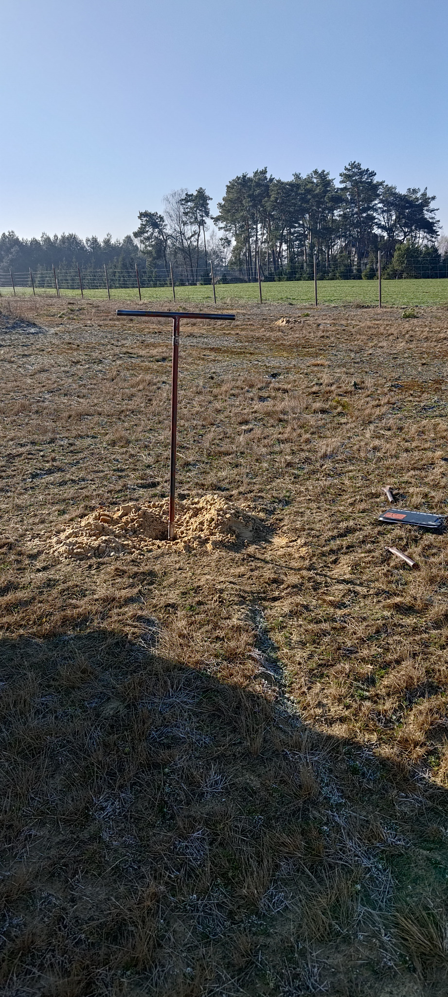 Otwór wiertniczy w trakcie wykonywania wraz z urobkiem.