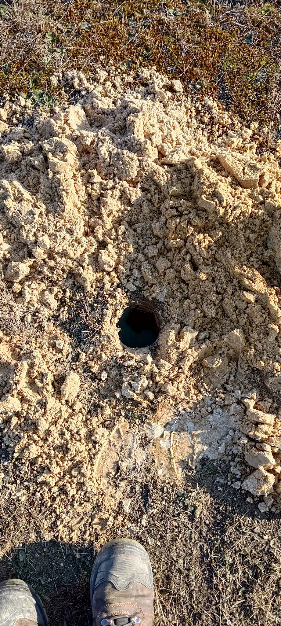 Przykładowy otwór wiertniczy, który zostaje zasypany po wykonaniu.