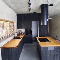 Kuchnia z frontami wypalanymi z ukrytym wejściem do spiżarni