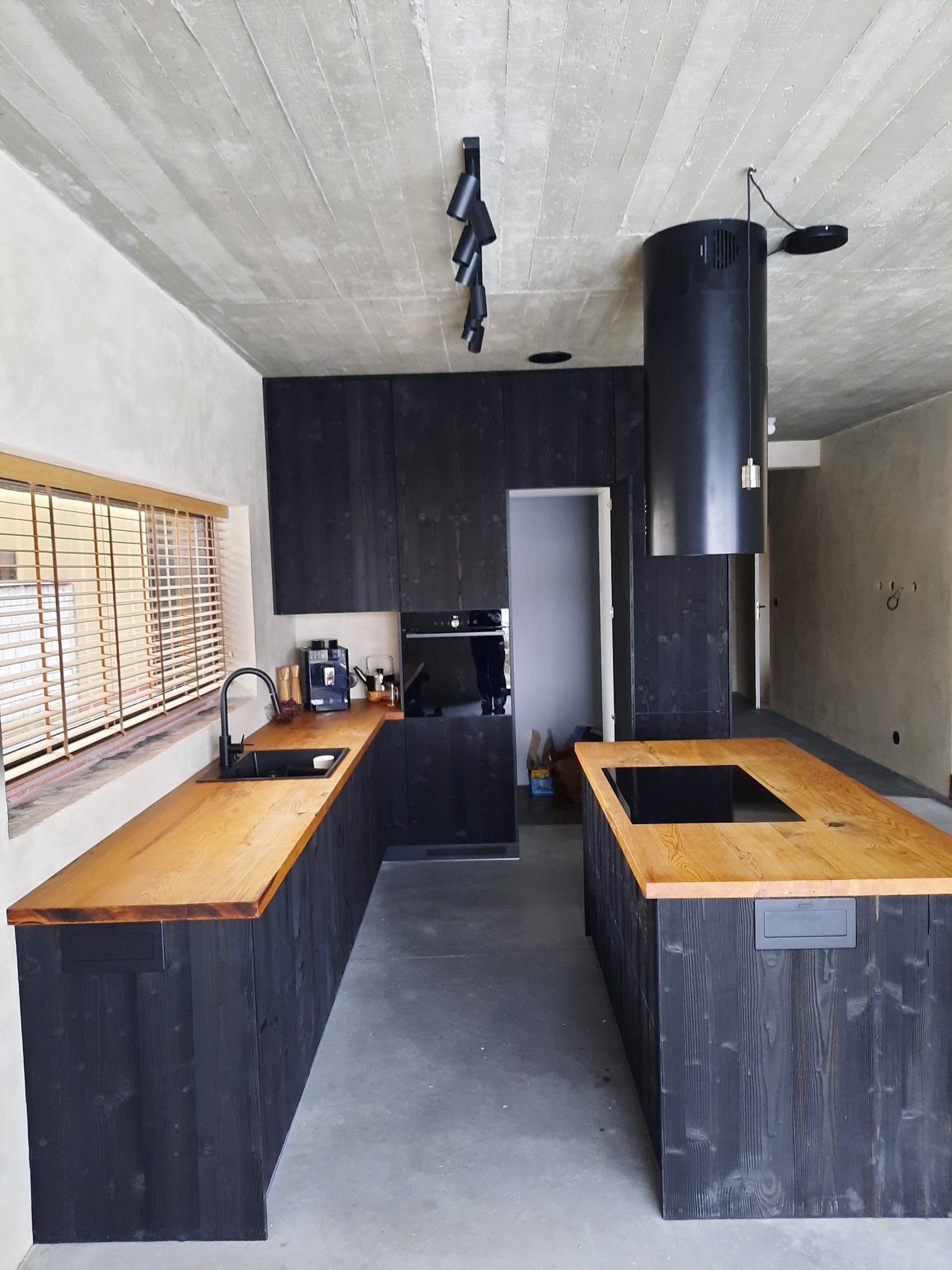 Kuchnia z frontami wypalanymi z ukrytym wejściem do spiżarni