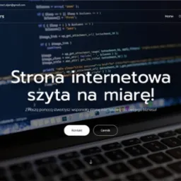 Ekran laptopa z widocznym kodem źródłowym strony internetowej i napisem 'Strona internetowa szyta na miarę!', pod spodem przyciski 'Kontakt' i 'Cennik', w tle strona www.sitetailors.pl