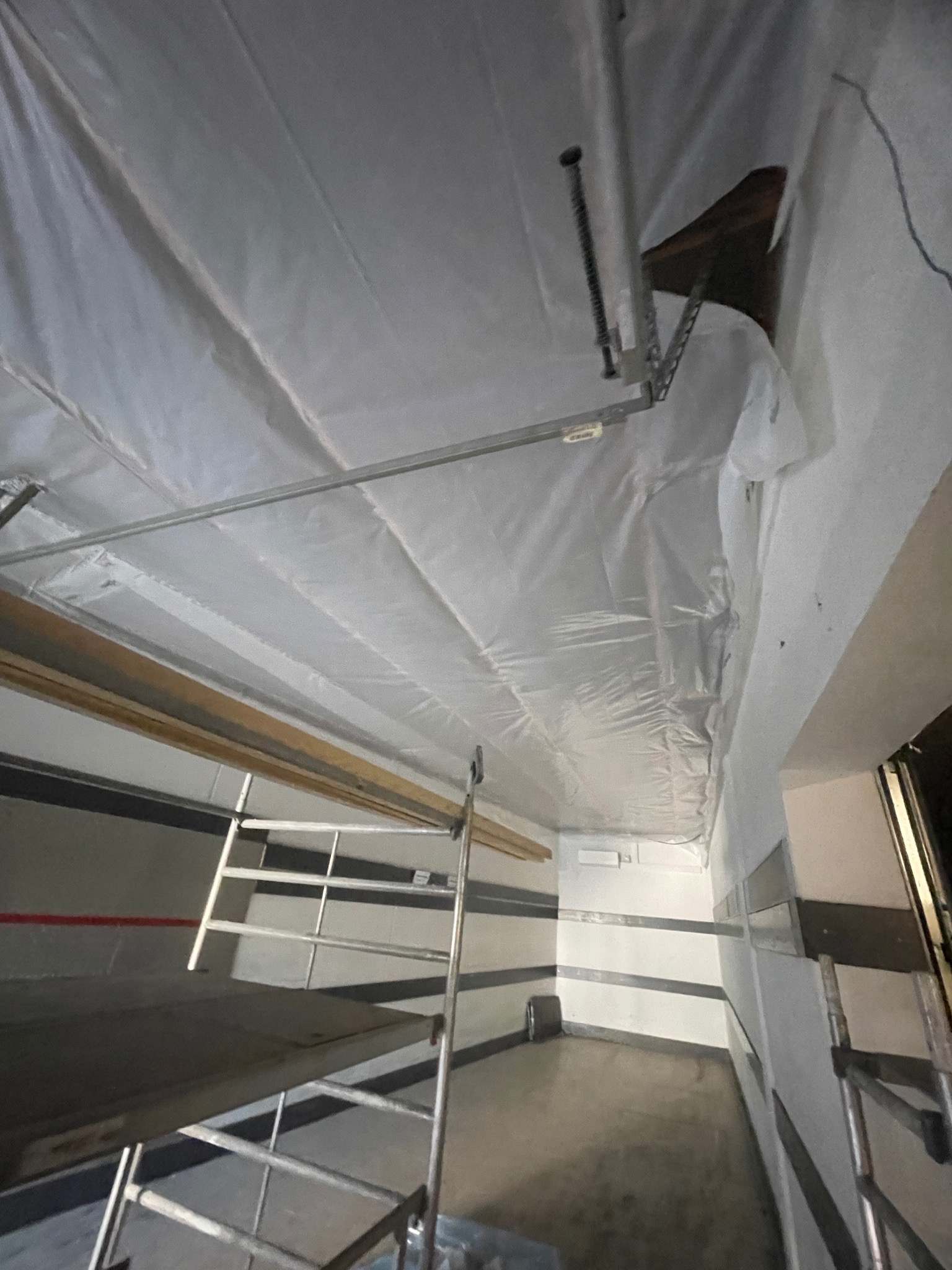 Wykonanie paraizolacji na drewnianym stelażu do sufitu kasetonowego