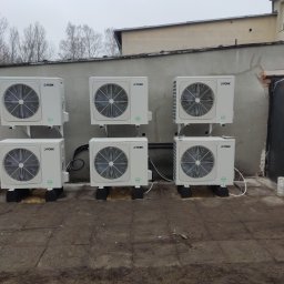 Mat Max Instalacje. Mateusz Szeliga - Sześć jednostek zewnętrznych klimatyzacji York, zamontowanych na szarym murze zewnętrznym budynku. Widoczne przewody i elementy montażowe.
