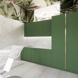 OMNIA DESIGN NATALIA ŁOŚ-MORGAŚ - Wizualizacja gabinetu stomatologicznego z zielonymi szafkami, marmurową ścianą z obrazem lwa i fototapetą z motywem tropikalnym na suficie.