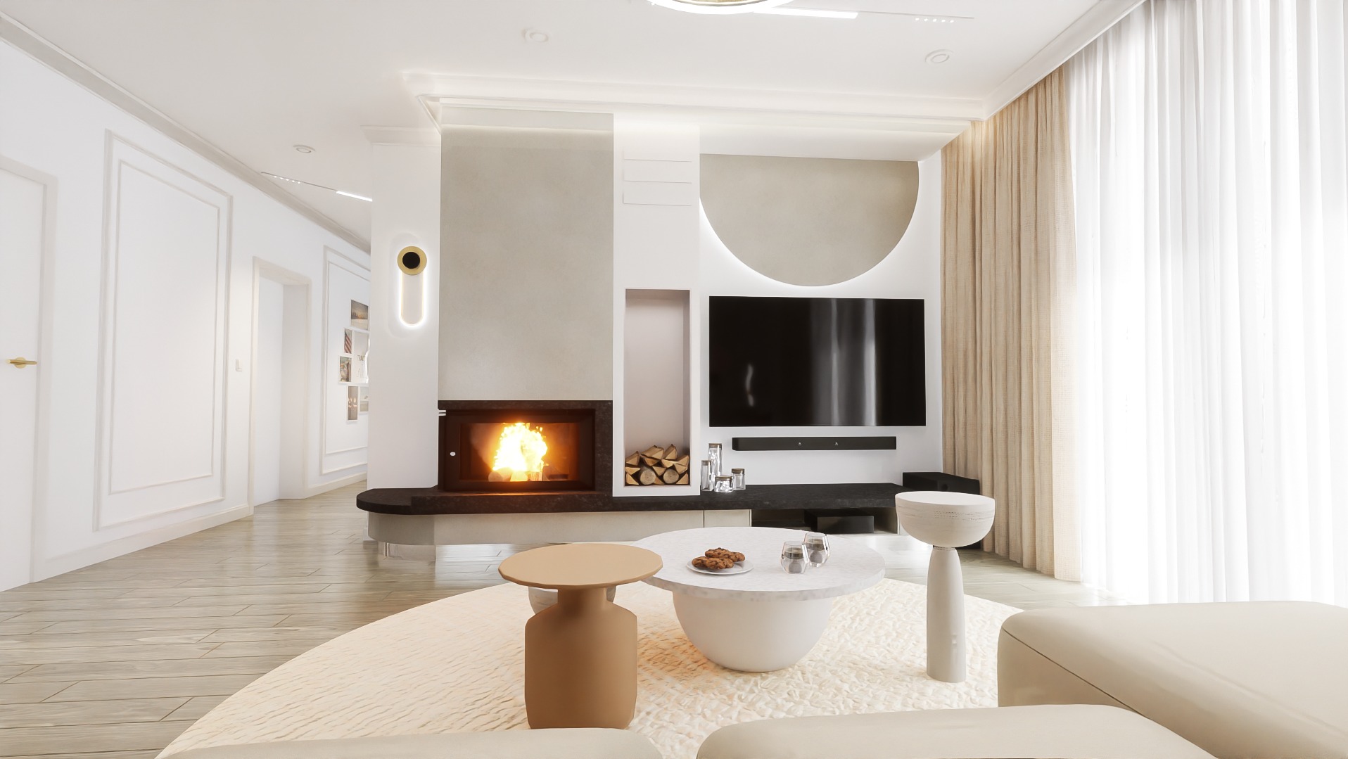 Jasne, minimalistyczne wnętrze salonu z kominkiem, okrągłym dywanem i stolikami kawowymi. W tle widoczne białe zasłony i telewizor.